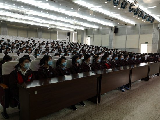 江宁高级中学开展青春期生理健康讲座3