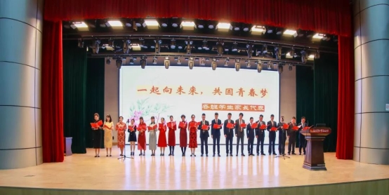 大厅有许多人&#xA;&#xA;中度可信度描述已自动生成