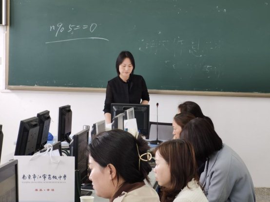 黑板前的男人和女人&#xA;&#xA;描述已自动生成