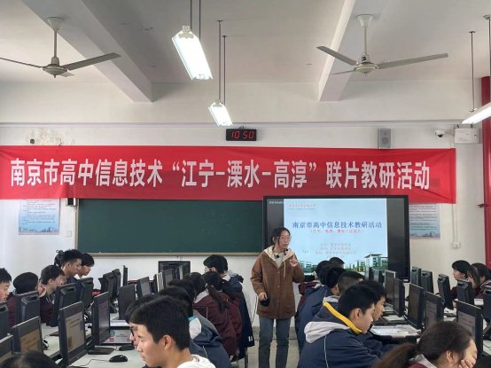 人们在看台上的人在房间里的一群人&#xA;&#xA;中度可信度描述已自动生成
