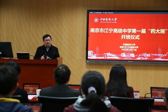 一群人在台上演讲&#xA;&#xA;描述已自动生成