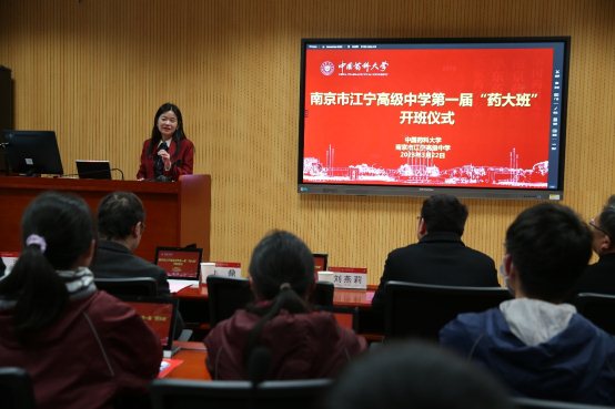一群人在台上演讲&#xA;&#xA;描述已自动生成