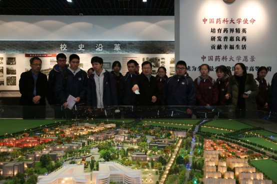 一群人站在柜台前&#xA;&#xA;中度可信度描述已自动生成