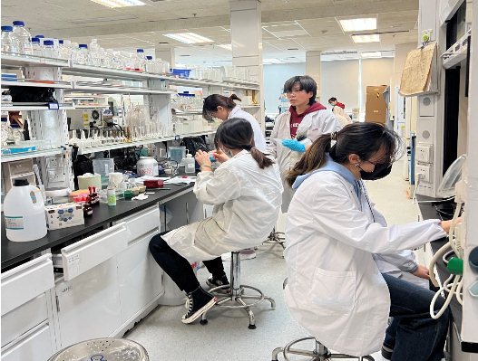 图片包含 建筑, 室内, 病房, 男人&#xA;&#xA;描述已自动生成